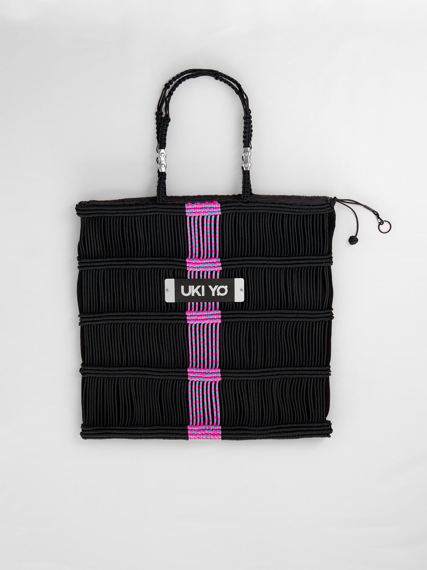 Borsa tote fatta a mano in filo nero, rosa e ciano, con portachiavi