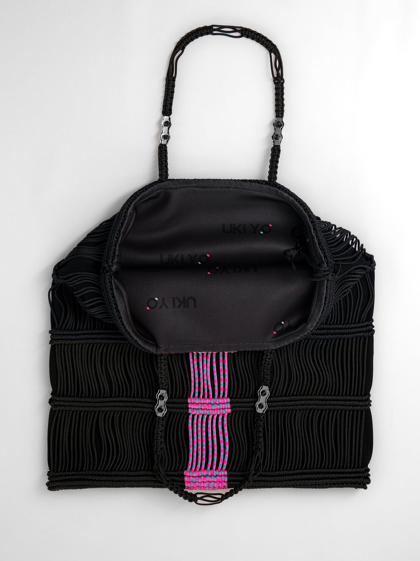 Borsa tote fatta a mano in filo nero, rosa e ciano, con portachiavi