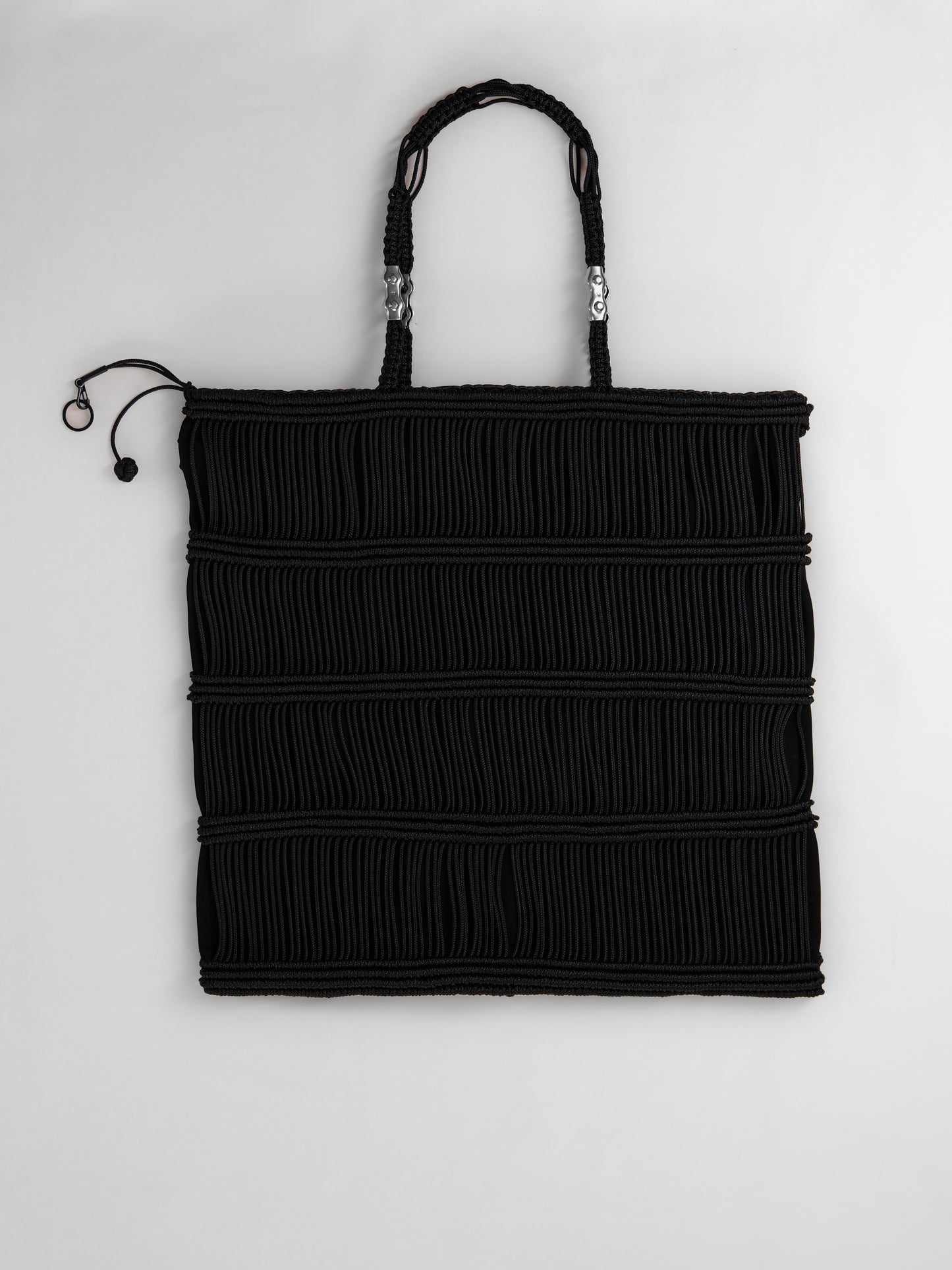 Borsa tote fatta a mano in filo nero, rosa e ciano, con portachiavi
