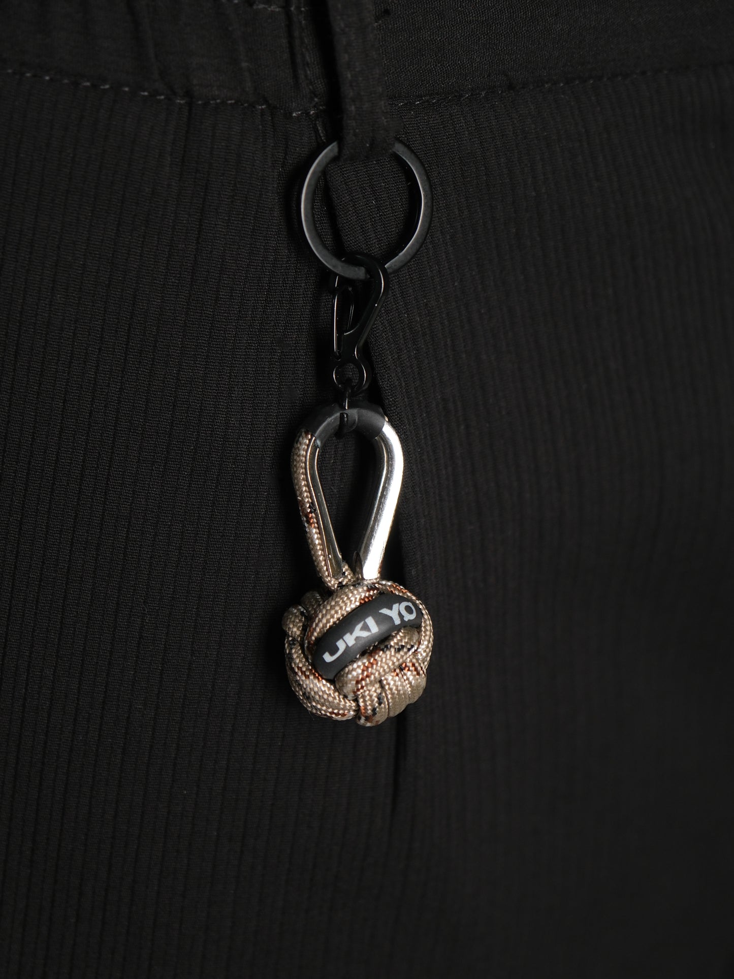 Accessorio fatto a mano in filo con piccolo pugno di scimmia – Decorazione versatile per abbigliamento o borsa