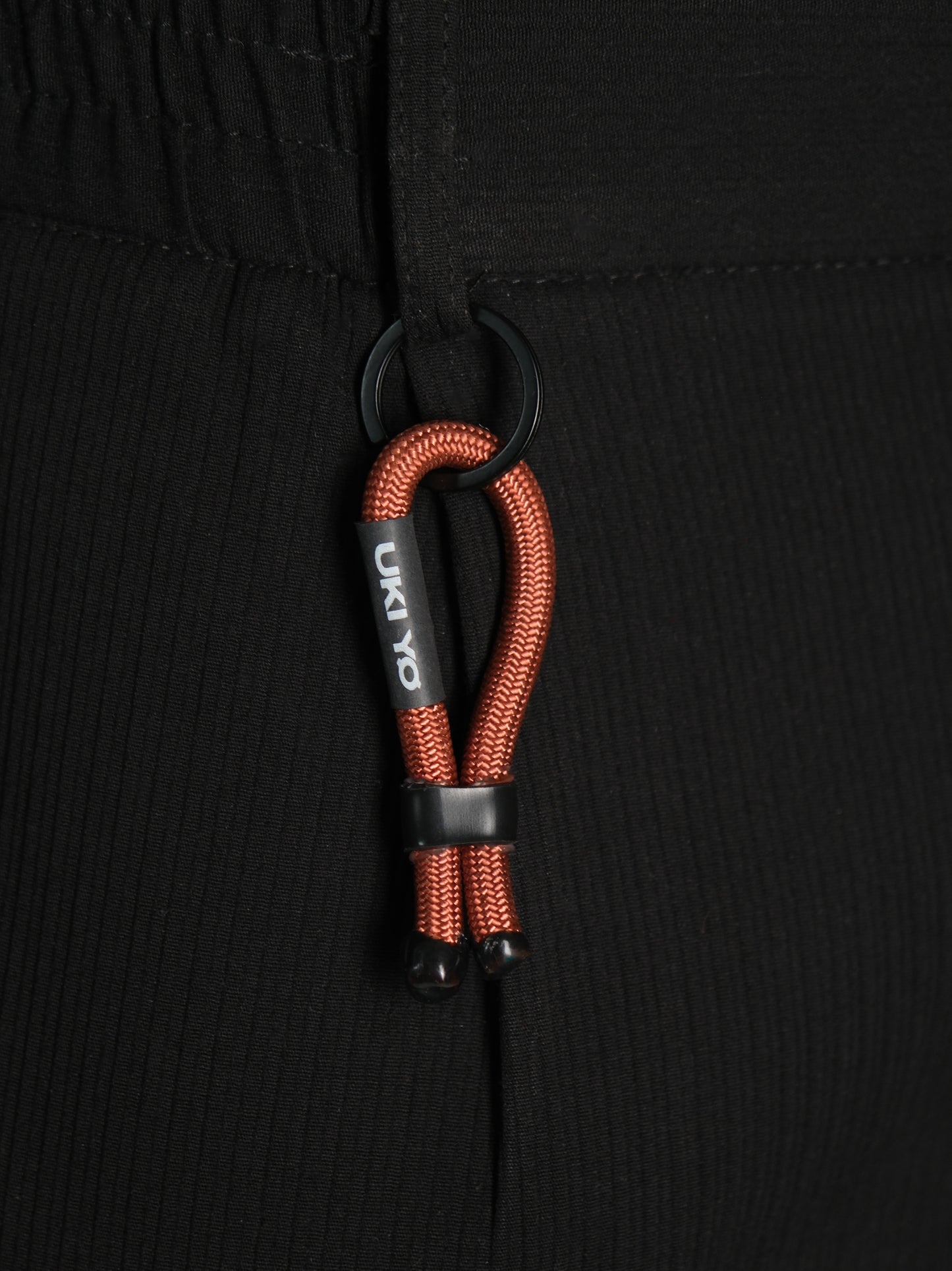 Accessorio fatto a mano in filo – Decorazione versatile per abbigliamento o borse