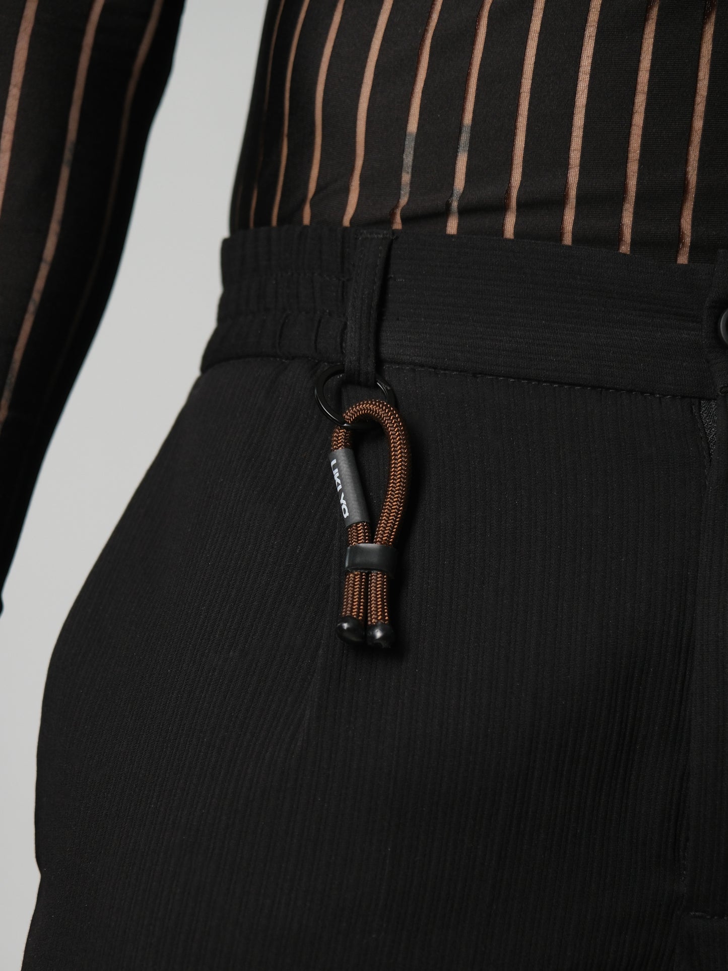Accessorio fatto a mano in filo – Decorazione versatile per abbigliamento o borse