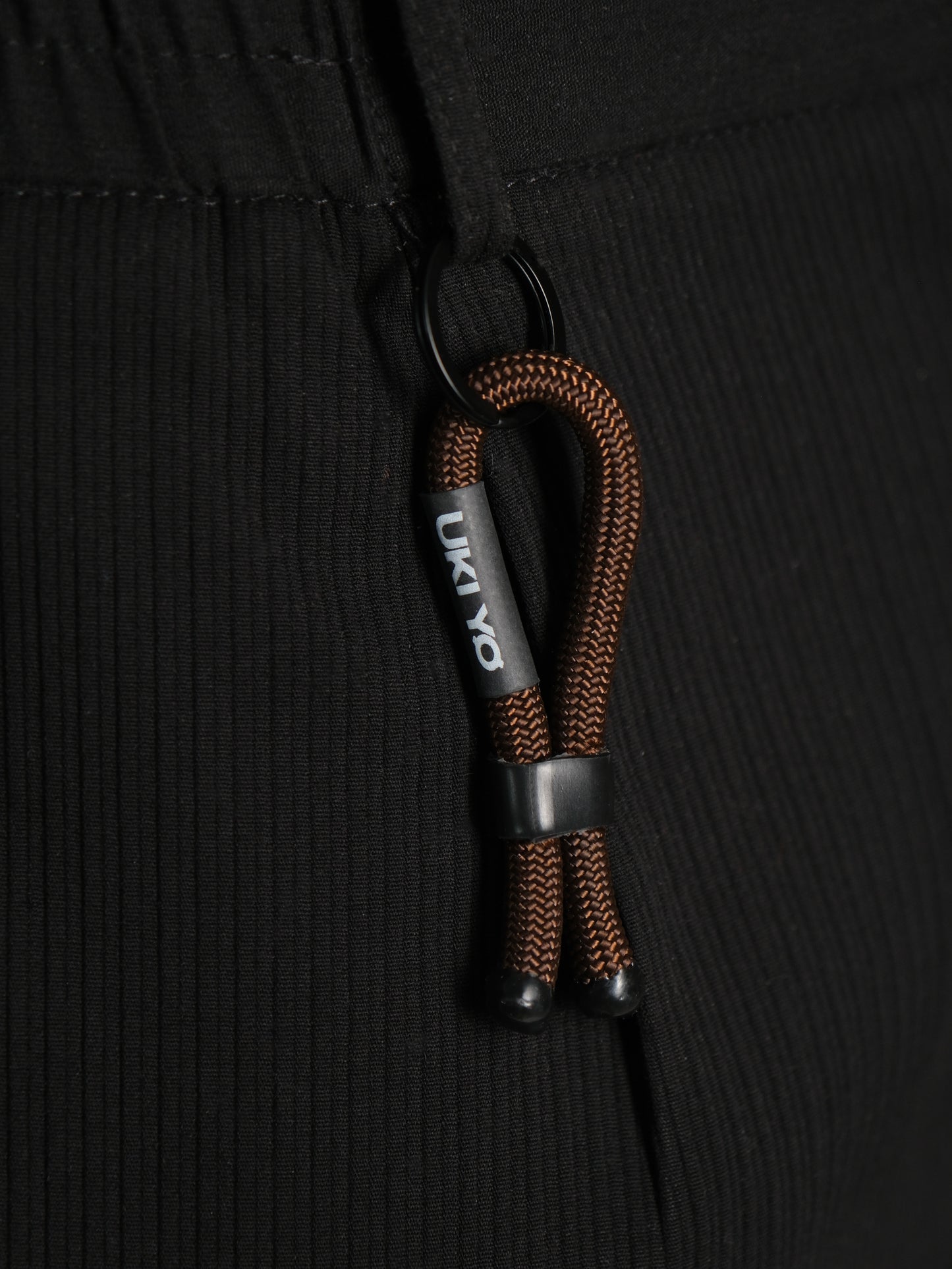 Accessorio fatto a mano in filo – Decorazione versatile per abbigliamento o borse