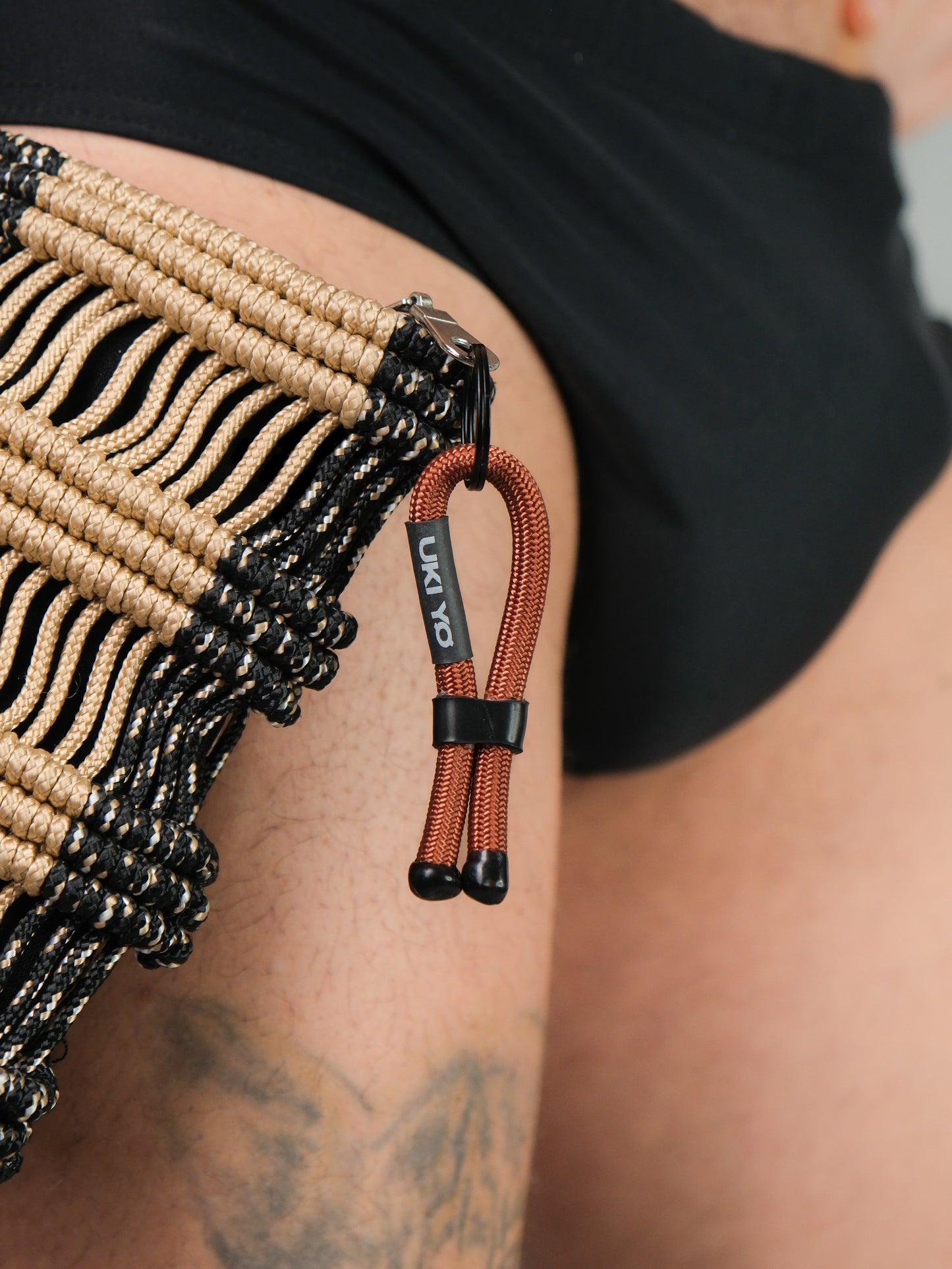 Accessorio fatto a mano in filo – Decorazione versatile per abbigliamento o borse