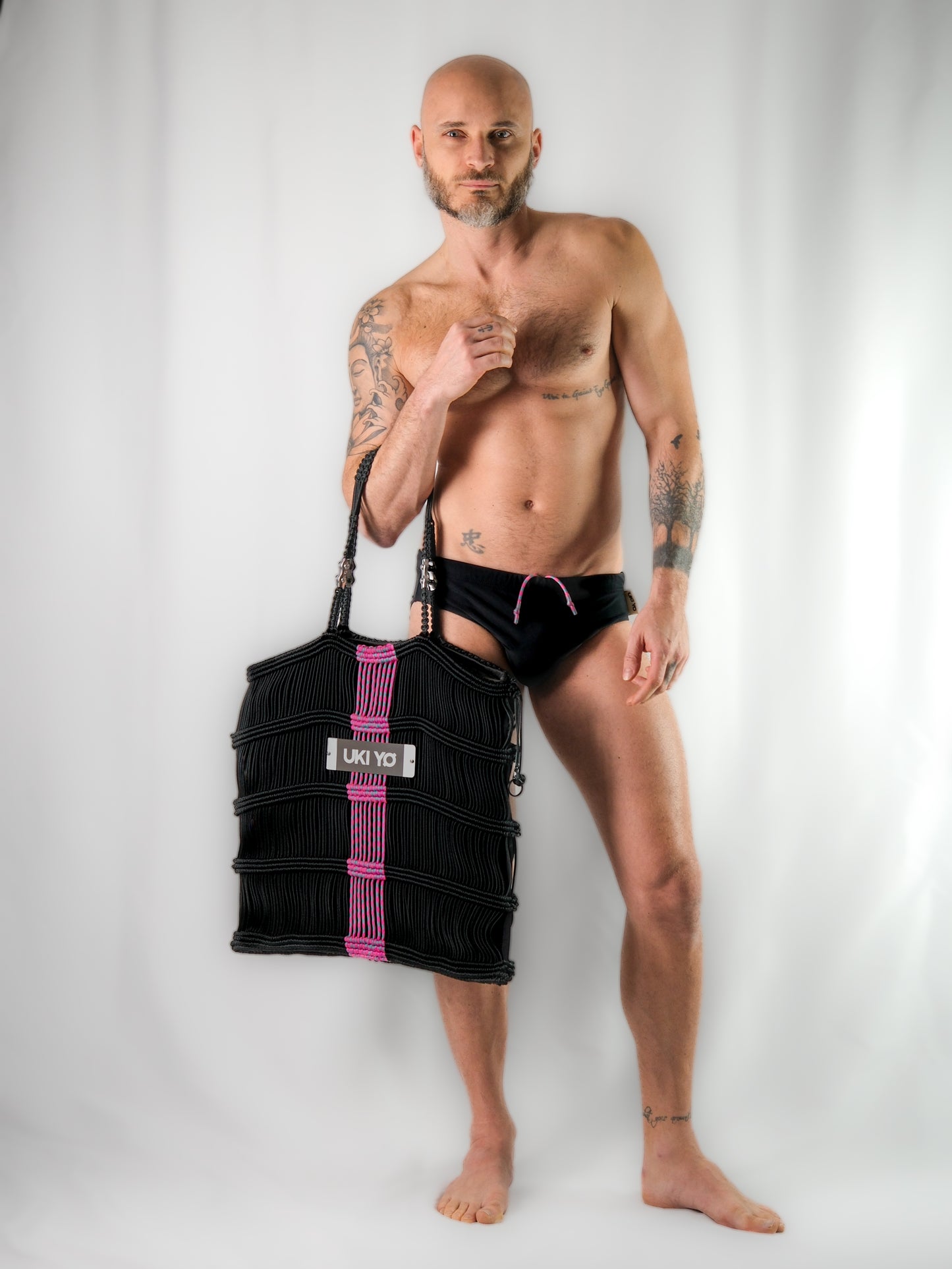 Borsa tote fatta a mano in filo nero, rosa e ciano, con portachiavi