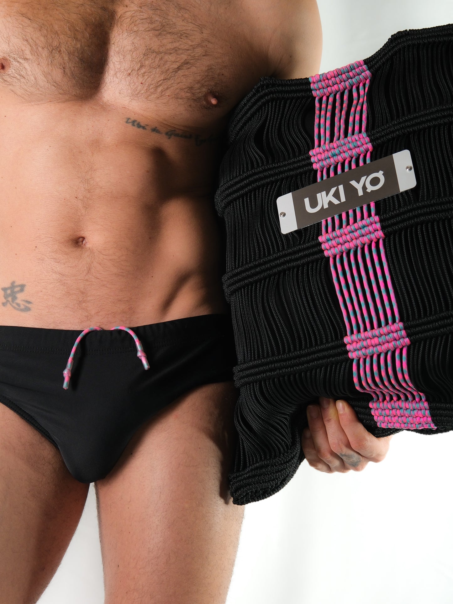 Borsa tote fatta a mano in filo nero, rosa e ciano, con portachiavi
