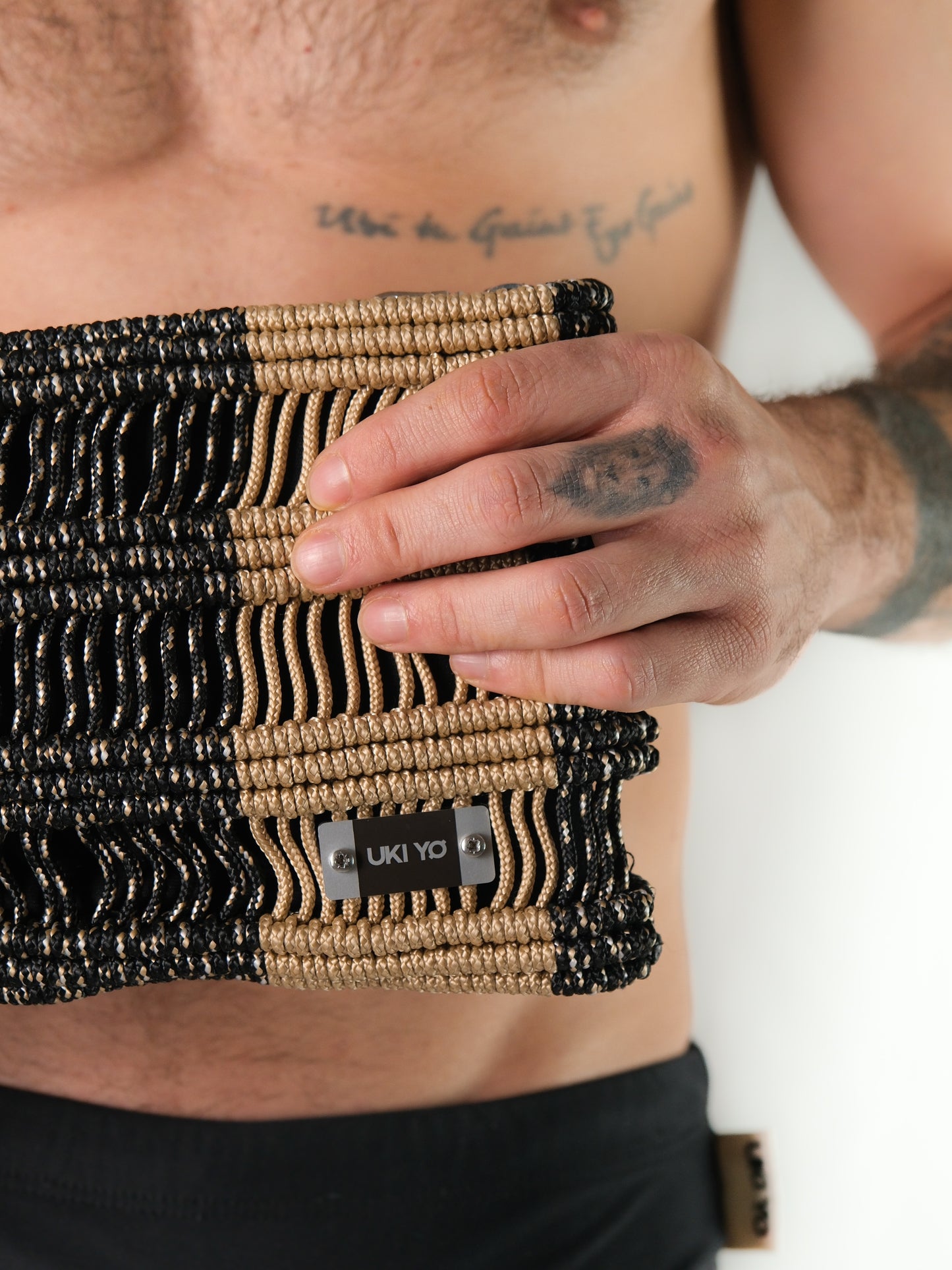 Borsa a mano in filo marrone e nero
