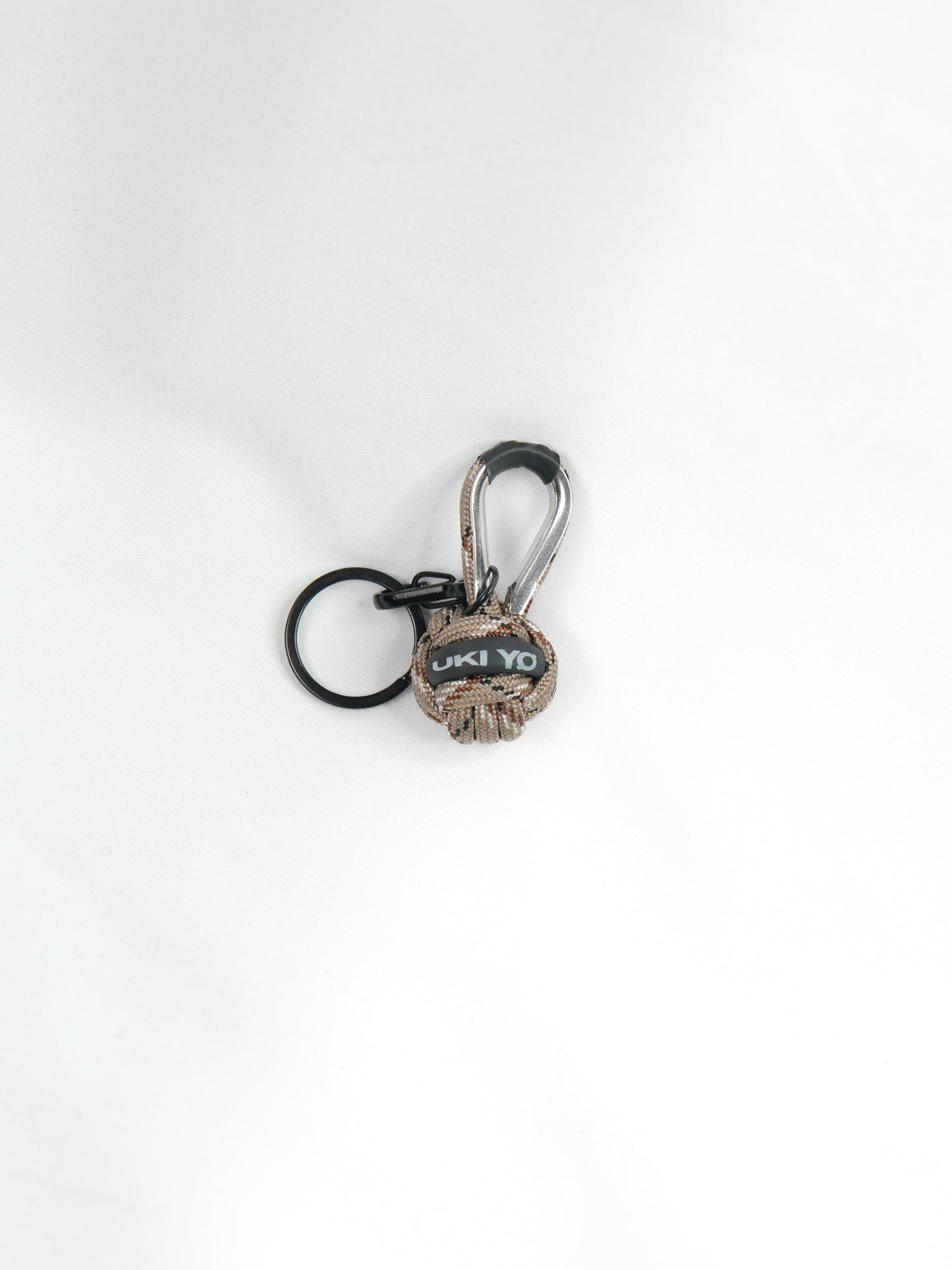 Accessorio fatto a mano in filo con piccolo pugno di scimmia – Decorazione versatile per abbigliamento o borsa