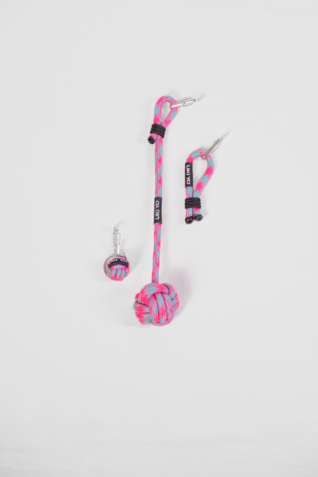 Accessorio fatto a mano in filo – Decorazione versatile per abbigliamento o borse