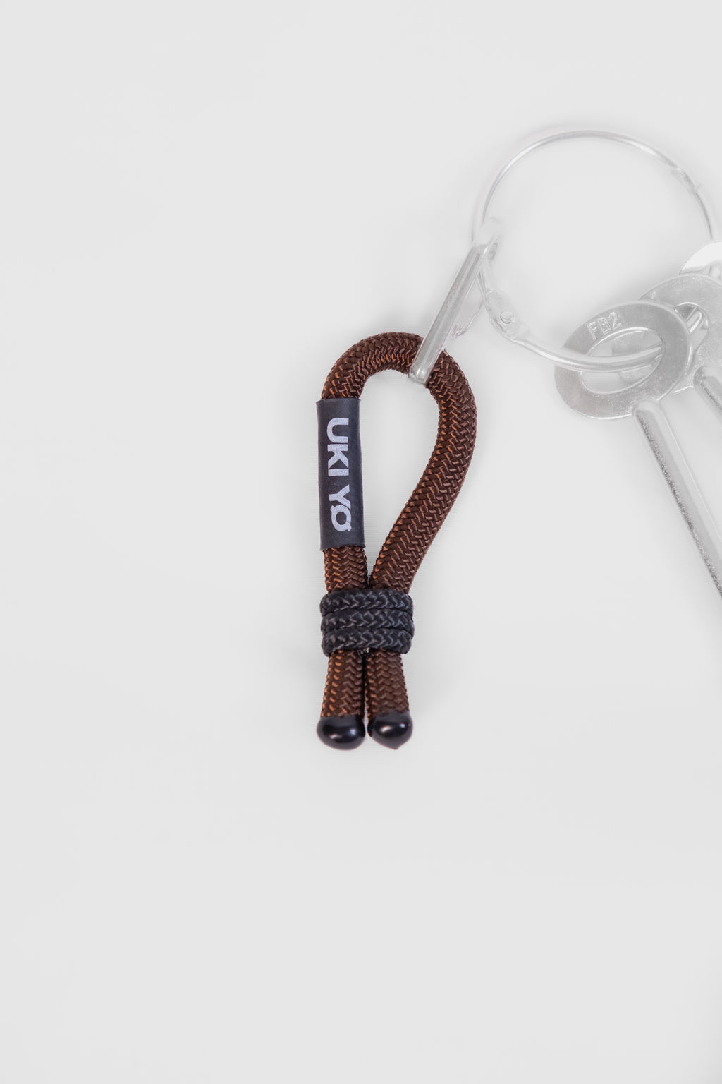 Accessorio fatto a mano in filo – Decorazione versatile per abbigliamento o borse