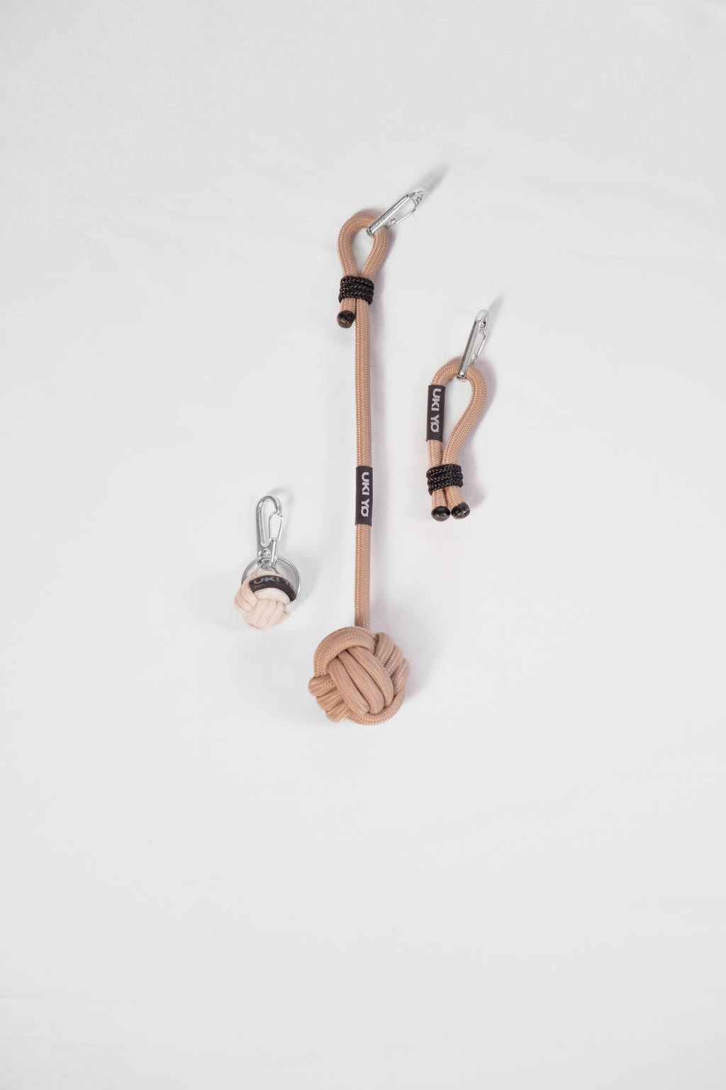 Accessorio fatto a mano in filo – Decorazione versatile per abbigliamento o borse
