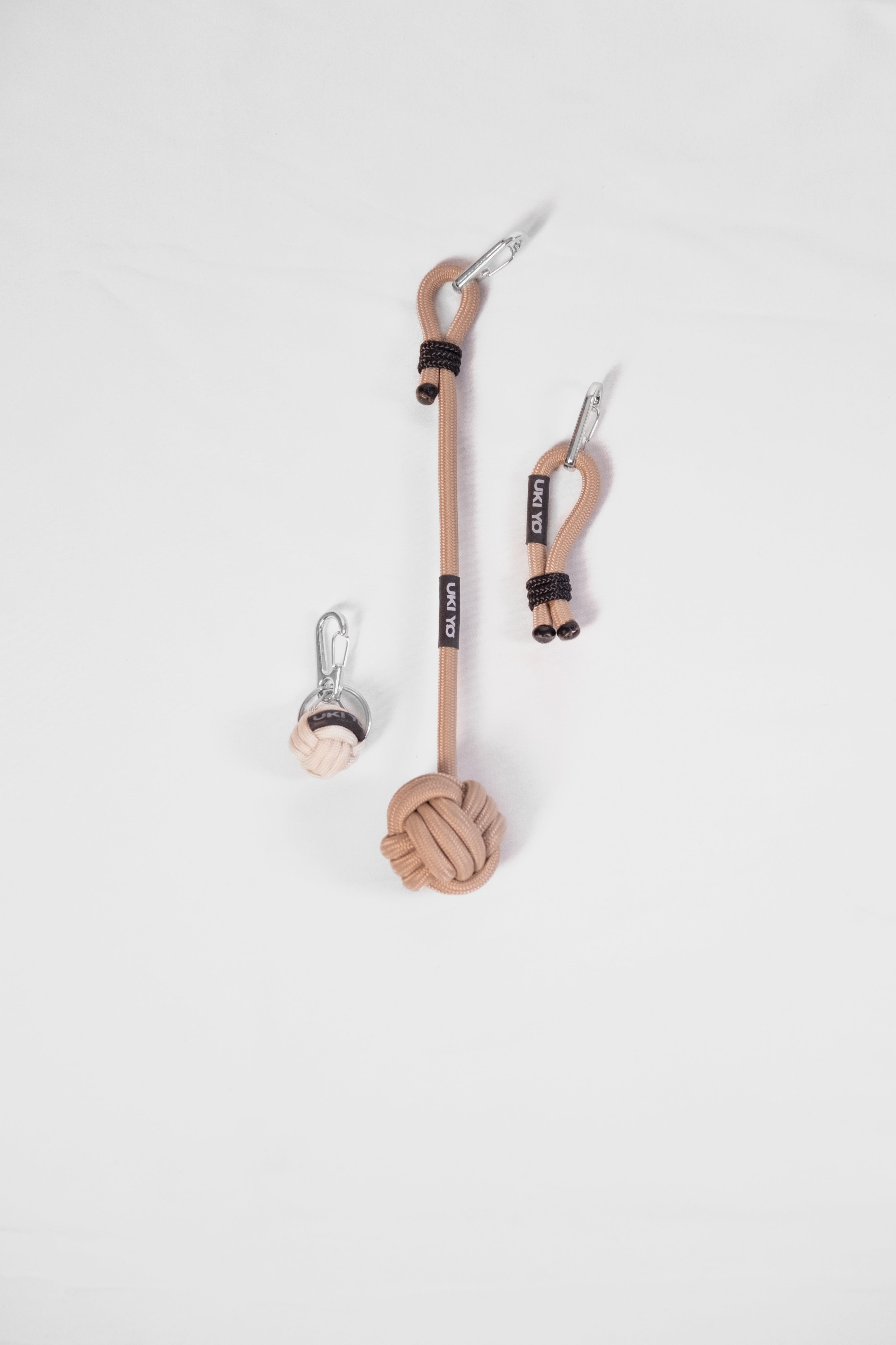 Accessorio fatto a mano in filo – Decorazione versatile per abbigliamento o borse