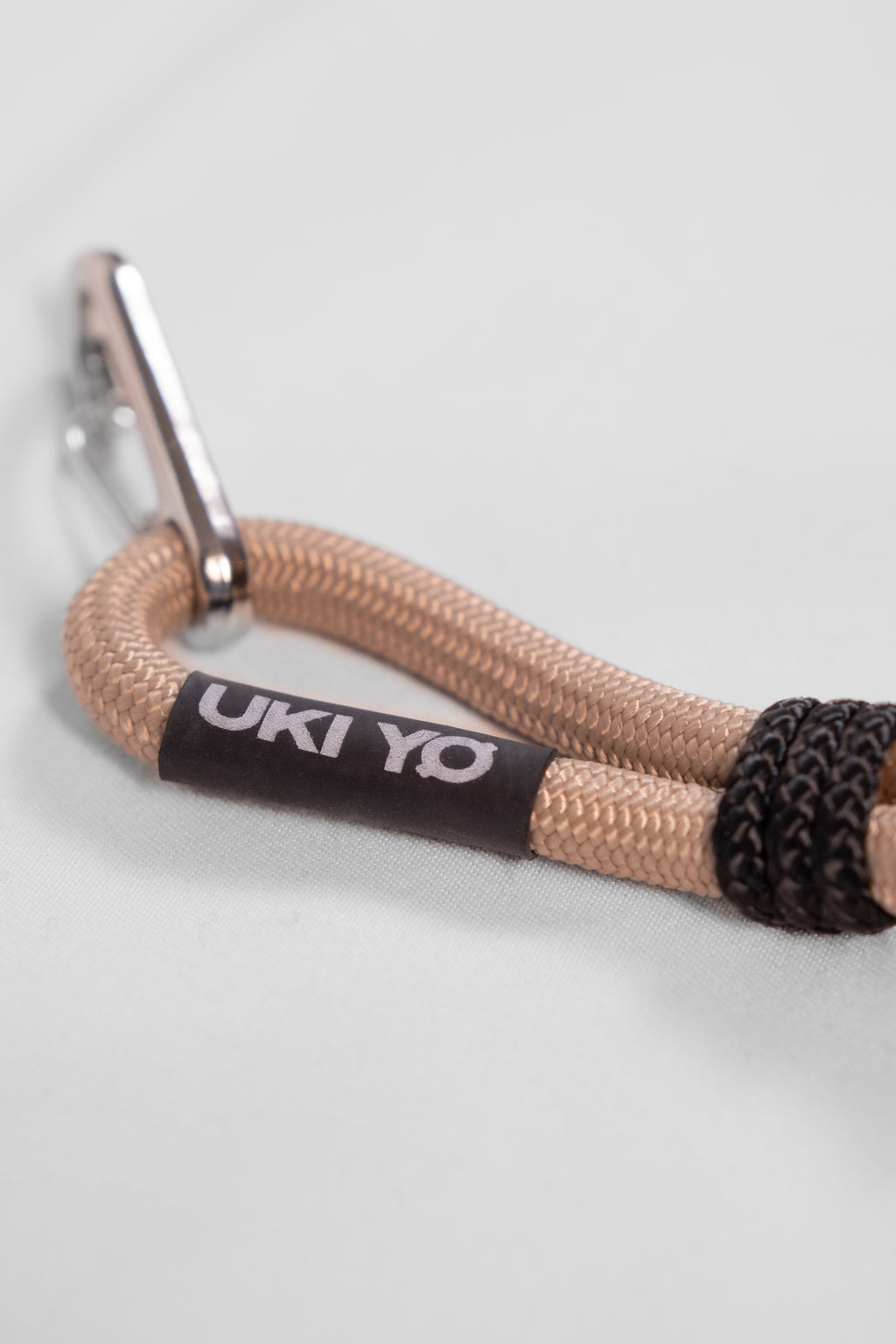 Accessorio fatto a mano in filo – Decorazione versatile per abbigliamento o borse
