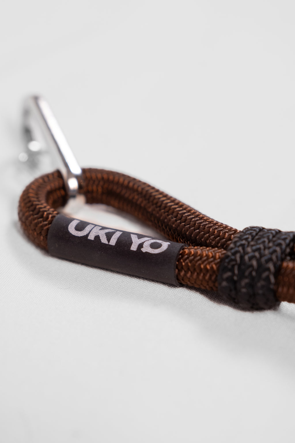 Accessorio fatto a mano in filo – Decorazione versatile per abbigliamento o borse