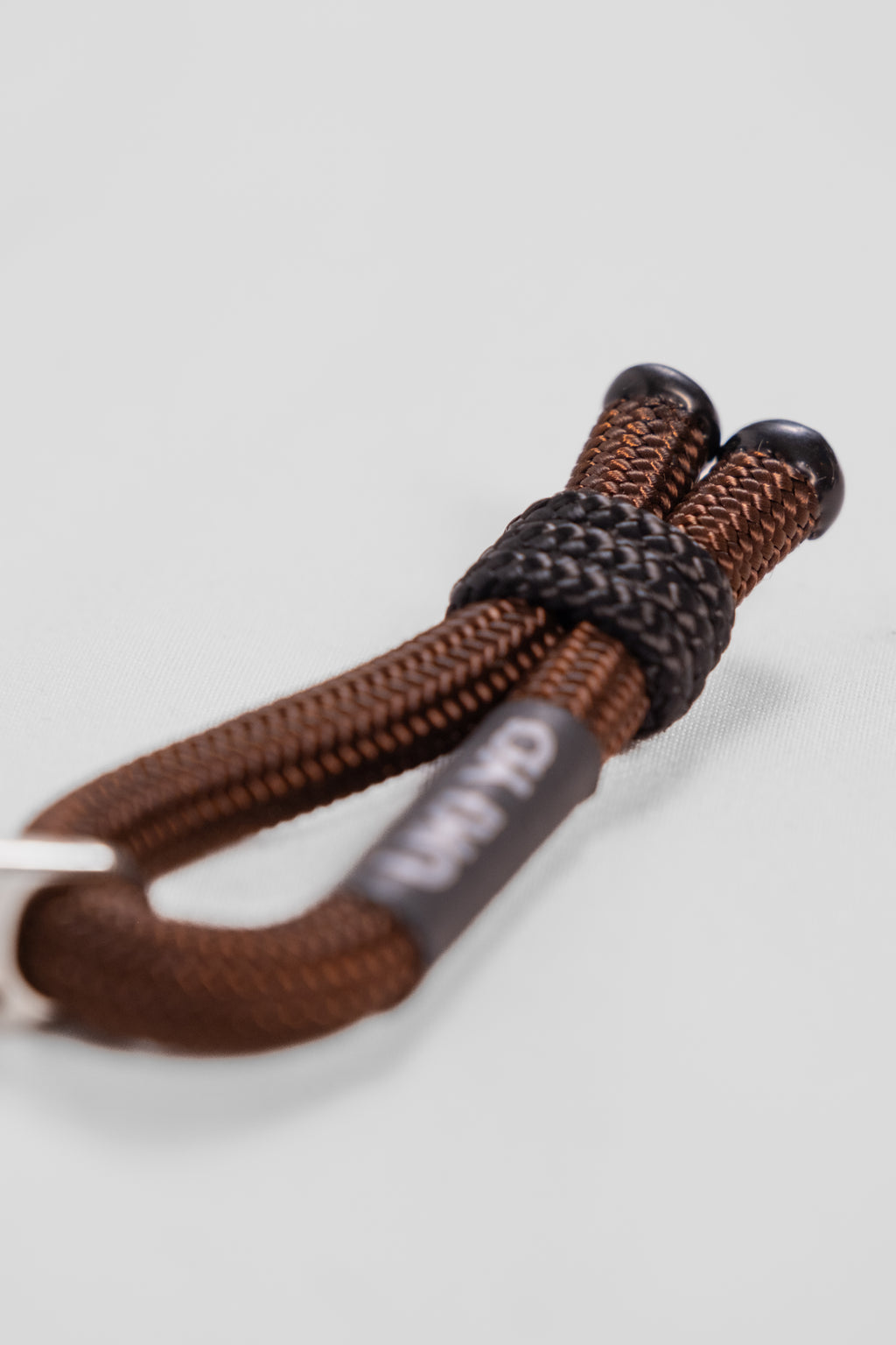Accessorio fatto a mano in filo – Decorazione versatile per abbigliamento o borse