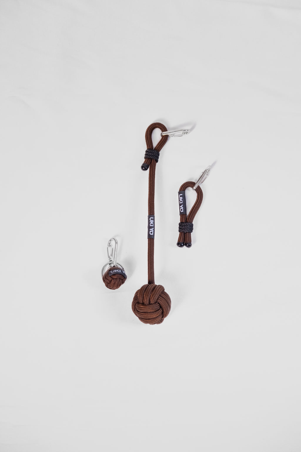 Accessorio fatto a mano in filo – Decorazione versatile per abbigliamento o borse