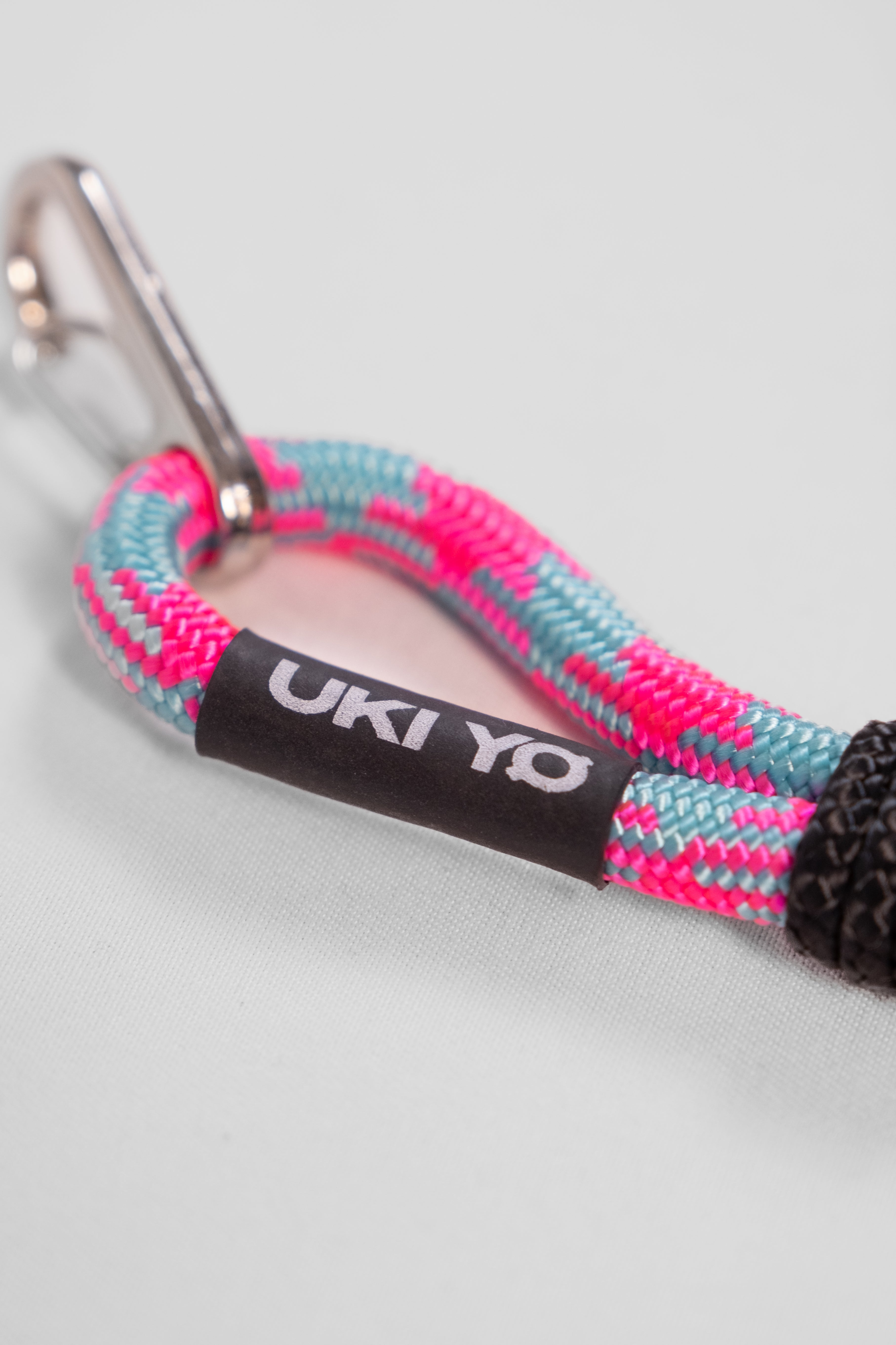 Accessorio fatto a mano in filo – Decorazione versatile per abbigliamento o borse