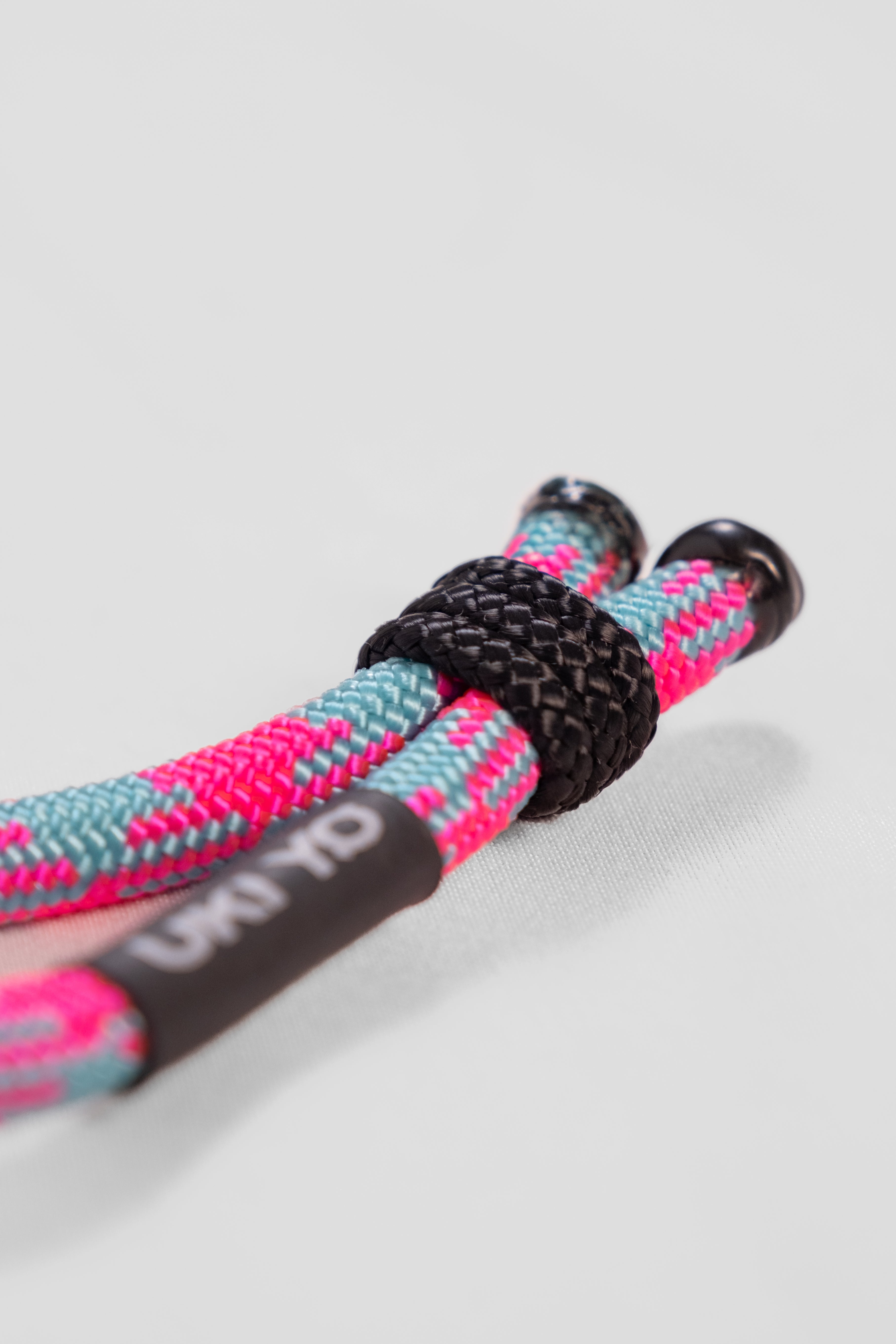 Accessorio fatto a mano in filo – Decorazione versatile per abbigliamento o borse
