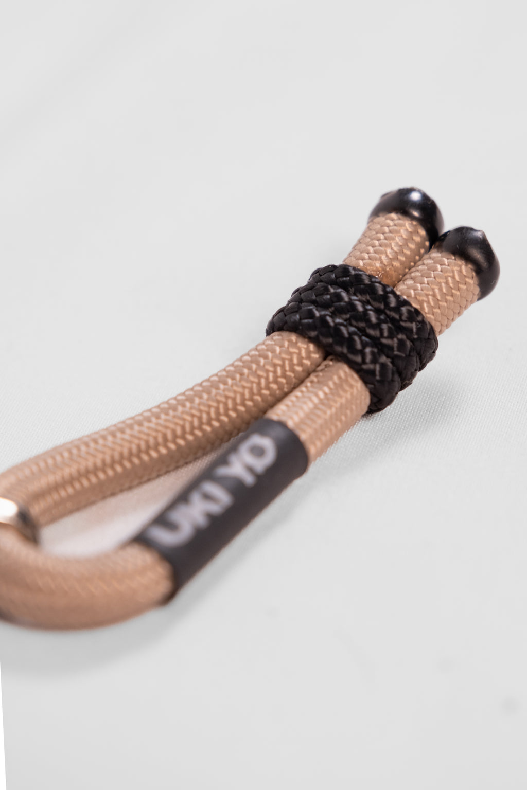 Accessorio fatto a mano in filo – Decorazione versatile per abbigliamento o borse